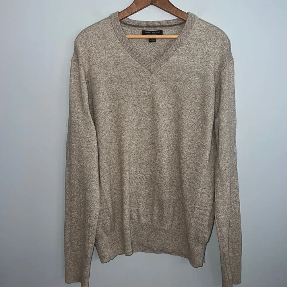 Banana Republic Men’s v neck cashmere blend tan sweater